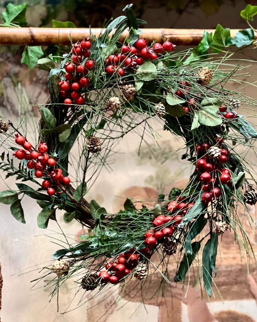 Stunning Natural Christmas Wreaths That Bring Holiday Charm to Your Doorstep 1