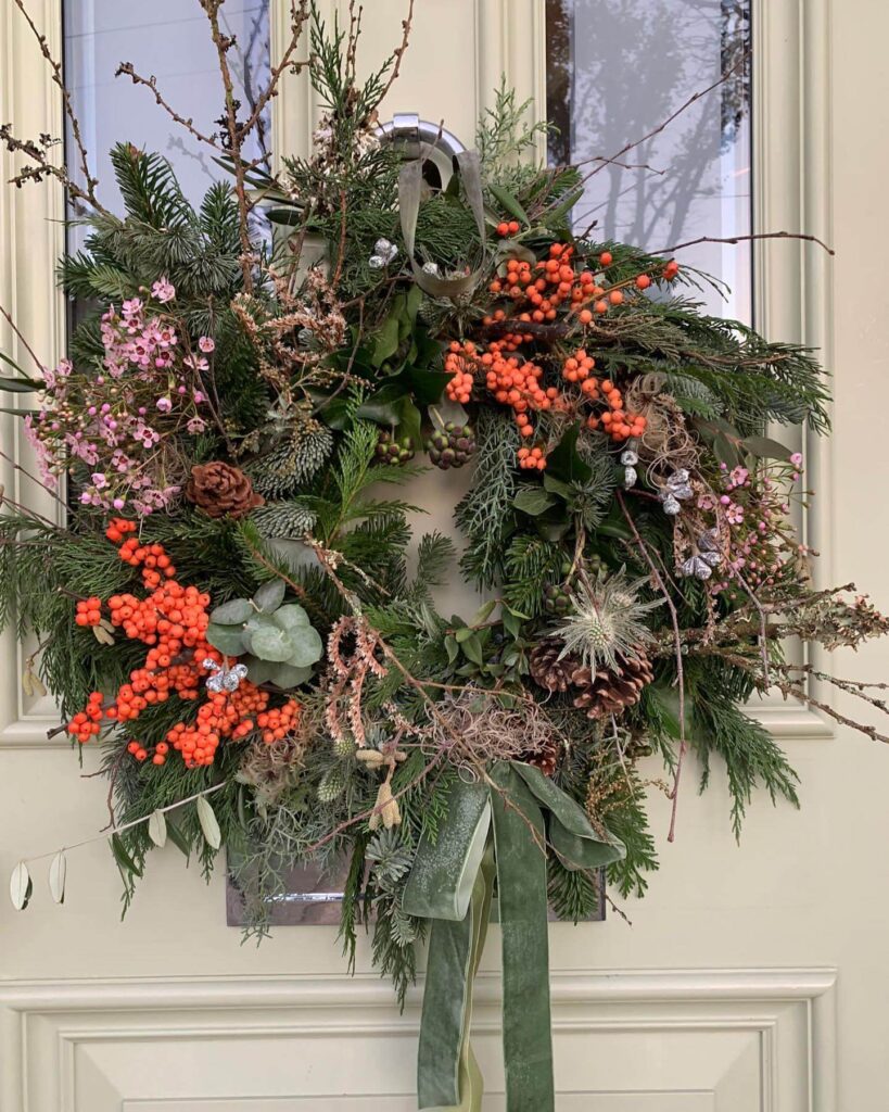 Stunning Natural Christmas Wreaths That Bring Holiday Charm to Your Doorstep 11