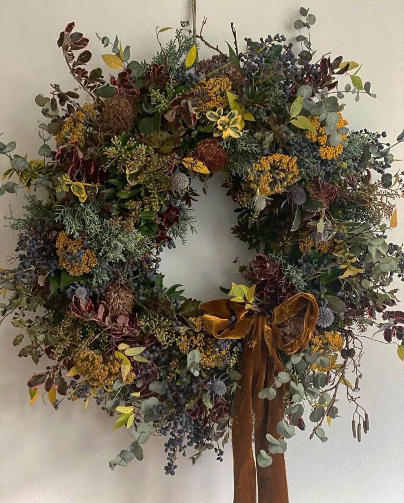 Stunning Natural Christmas Wreaths That Bring Holiday Charm to Your Doorstep 12