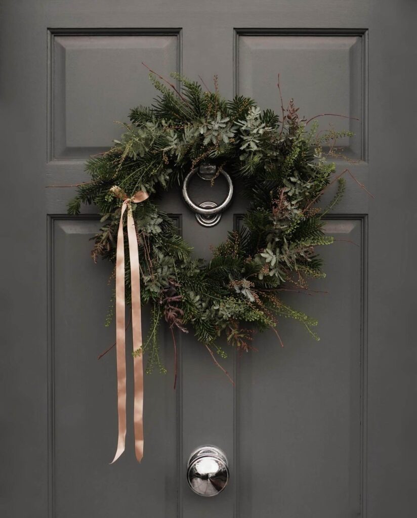 Stunning Natural Christmas Wreaths That Bring Holiday Charm to Your Doorstep 13