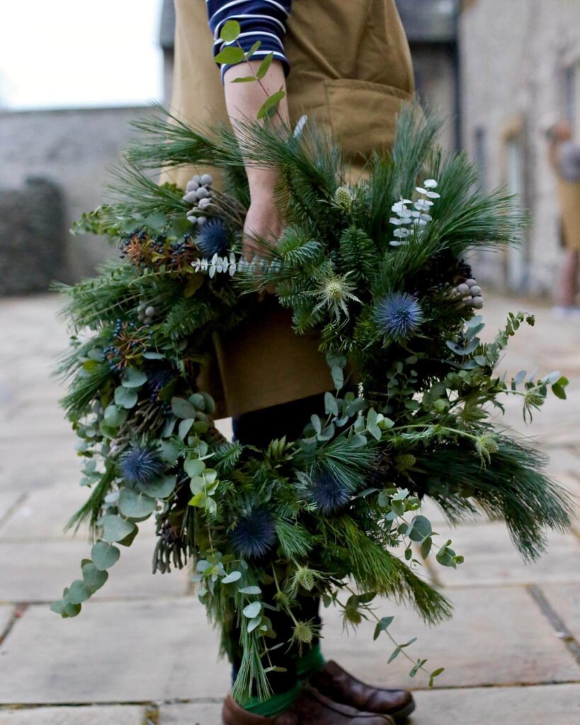 Stunning Natural Christmas Wreaths That Bring Holiday Charm to Your Doorstep 14