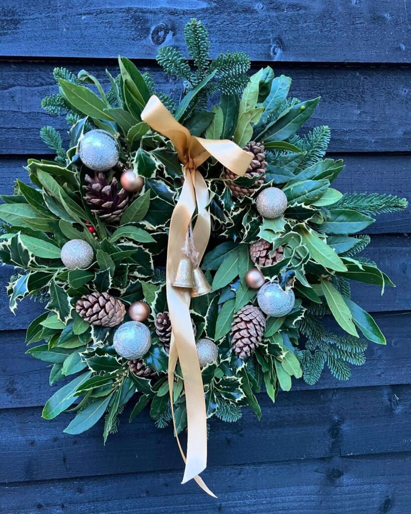 Stunning Natural Christmas Wreaths That Bring Holiday Charm to Your Doorstep 15