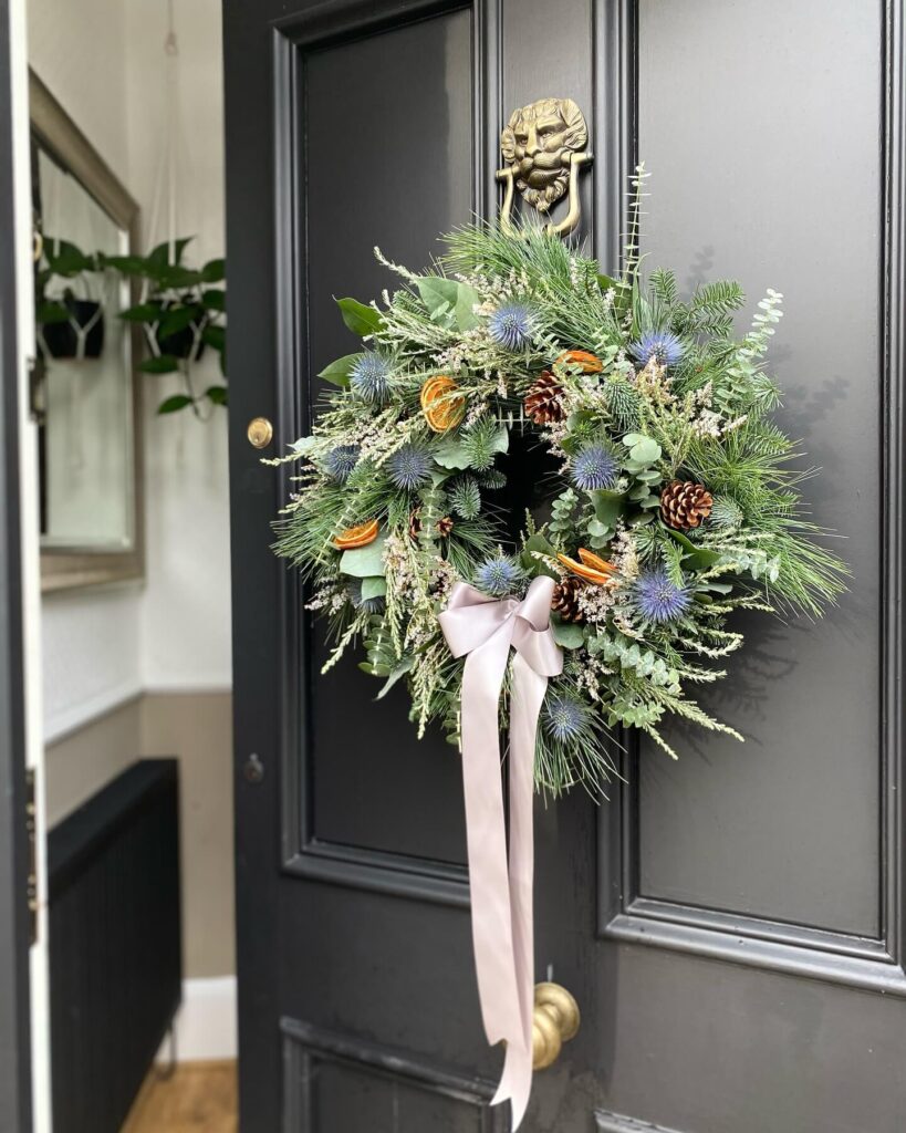 Stunning Natural Christmas Wreaths That Bring Holiday Charm to Your Doorstep 16