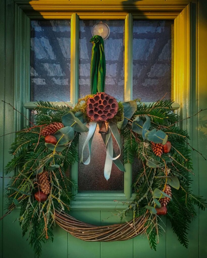Stunning Natural Christmas Wreaths That Bring Holiday Charm to Your Doorstep 17