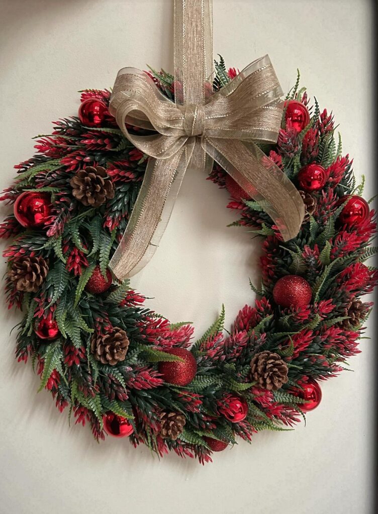Stunning Natural Christmas Wreaths That Bring Holiday Charm to Your Doorstep 2