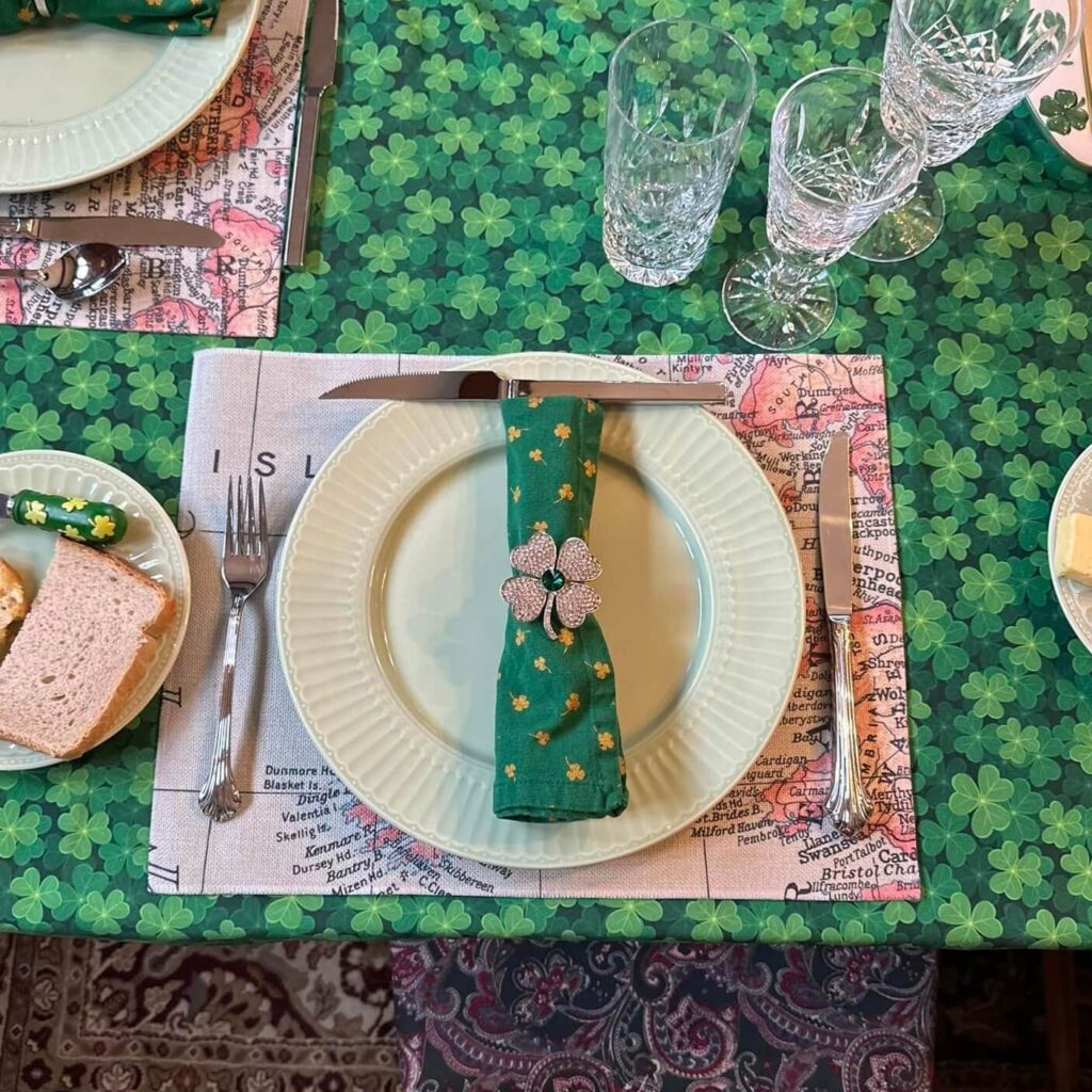 Thanksgiving Tablescapes for a Stunning Holiday Table 20