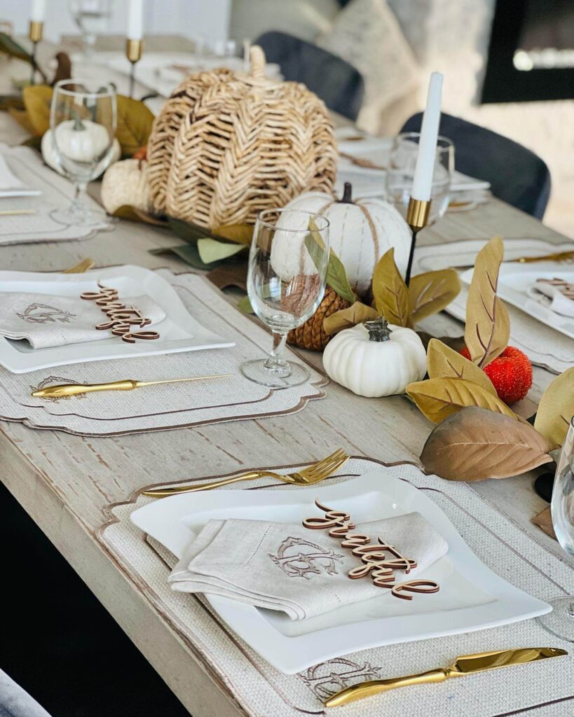 Thanksgiving Tablescapes for a Stunning Holiday Table 27