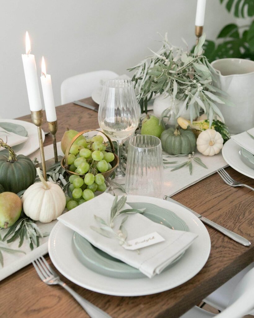 Thanksgiving Tablescapes for a Stunning Holiday Table 36