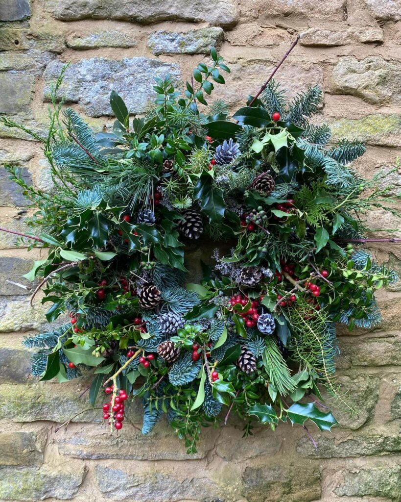 Stunning Natural Christmas Wreaths That Bring Holiday Charm to Your Doorstep 4