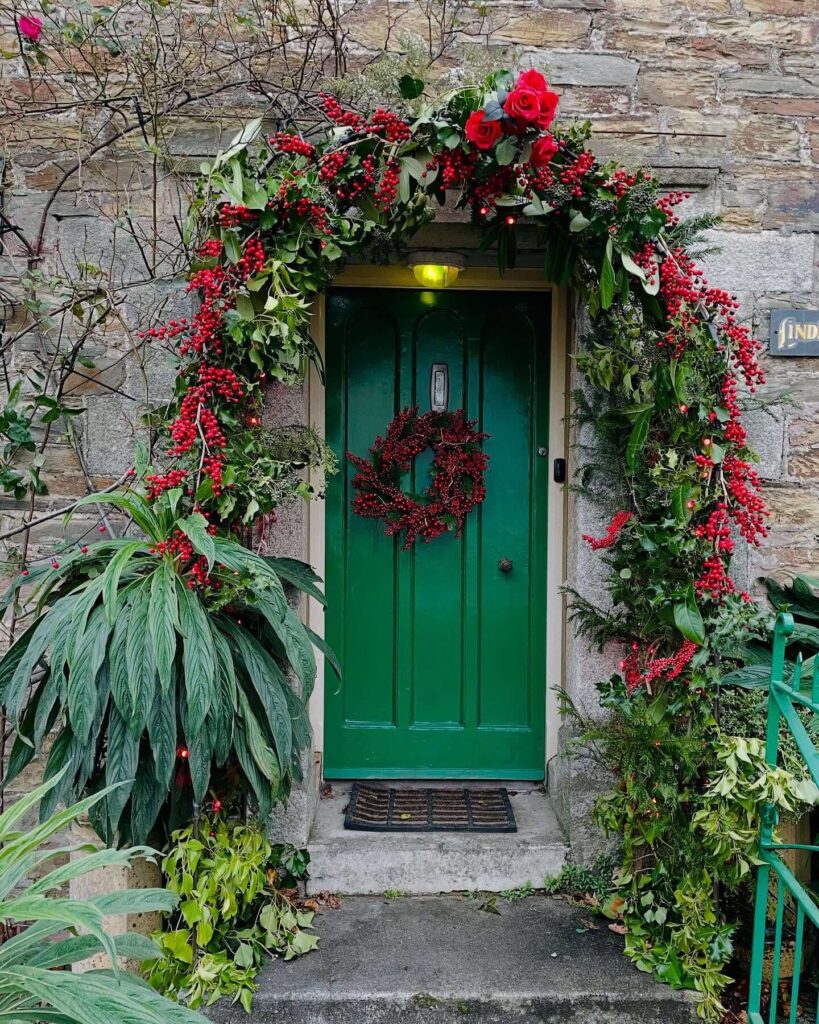Stunning Natural Christmas Wreaths That Bring Holiday Charm to Your Doorstep 5