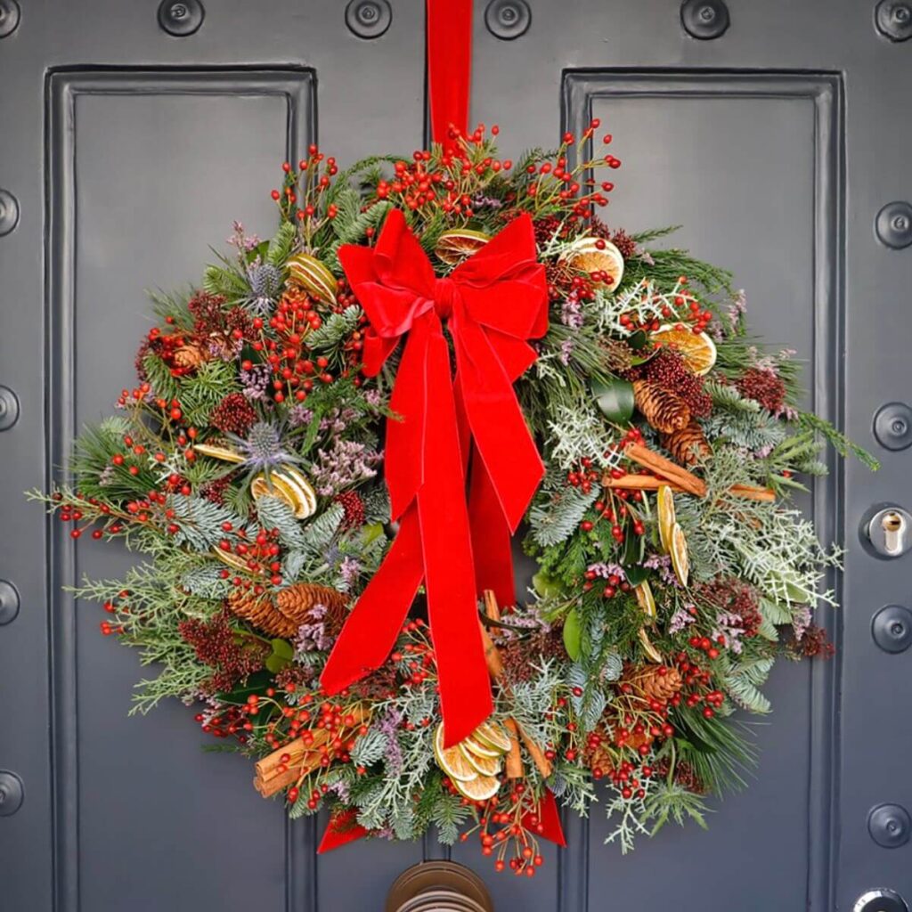 Stunning Natural Christmas Wreaths That Bring Holiday Charm to Your Doorstep 7