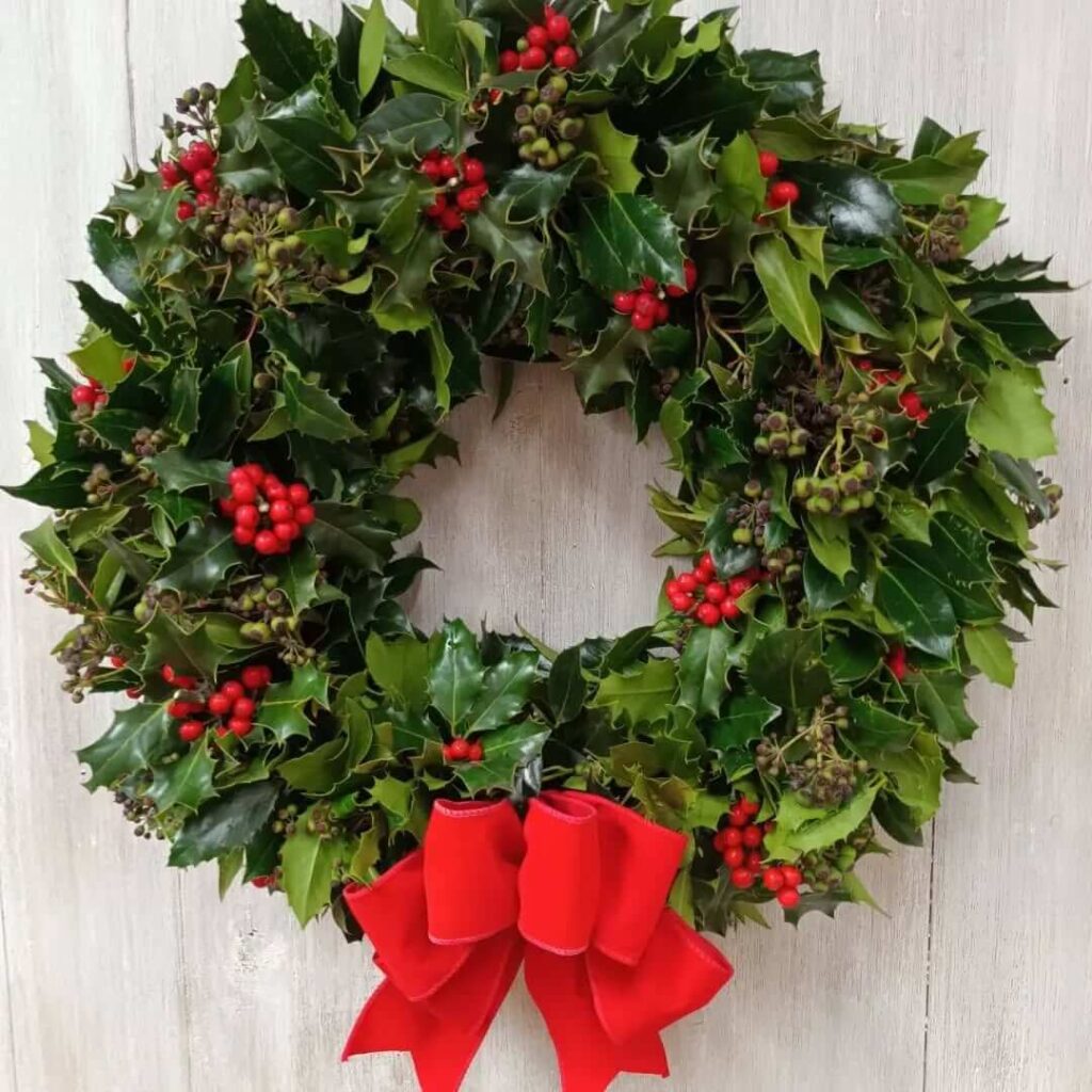 Stunning Natural Christmas Wreaths That Bring Holiday Charm to Your Doorstep 8