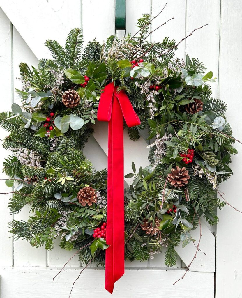 Stunning Natural Christmas Wreaths That Bring Holiday Charm to Your Doorstep 9