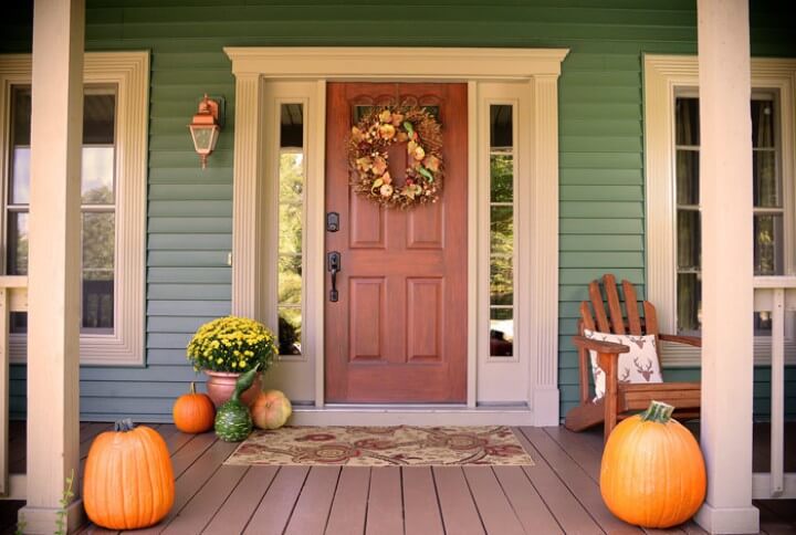 Thanksgiving Porch Decor Ideas to Welcome Fall 1