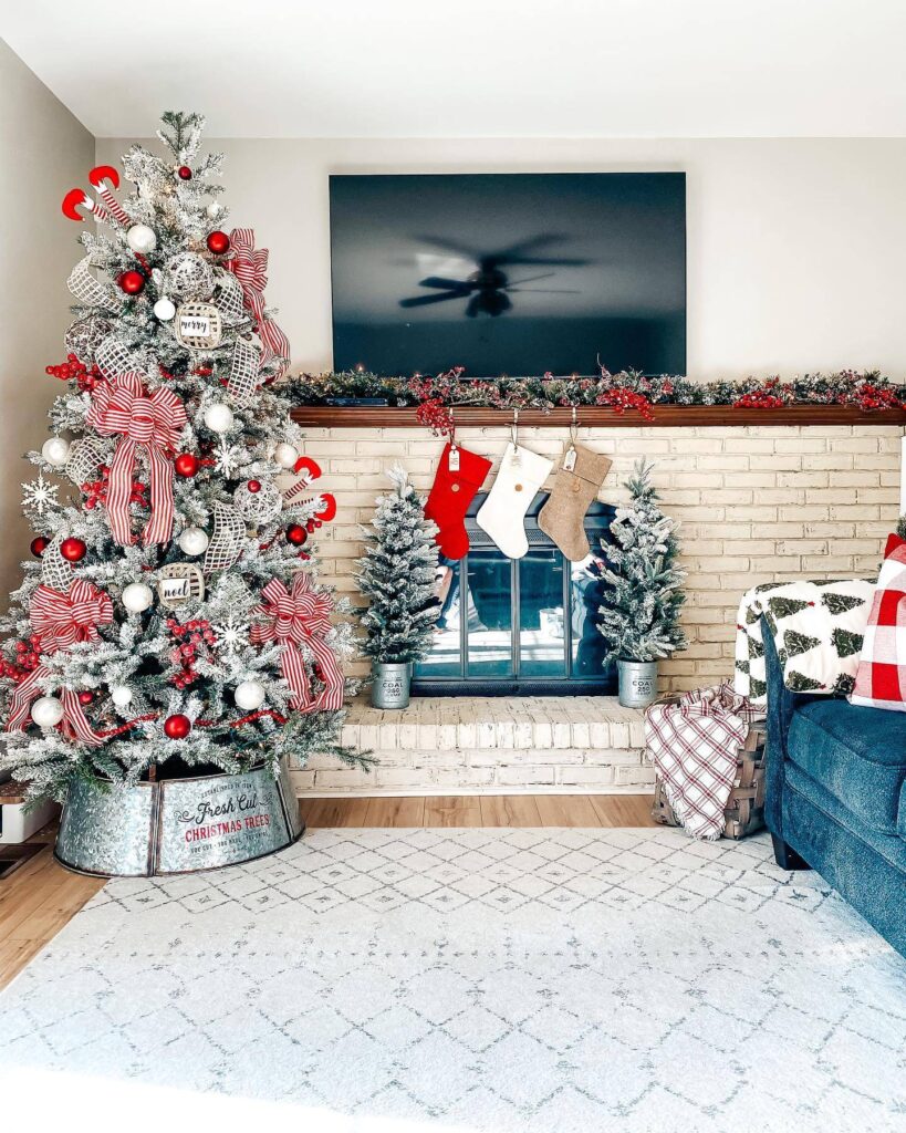 Christmas Mantel Decor Ideas to Try This Year 1