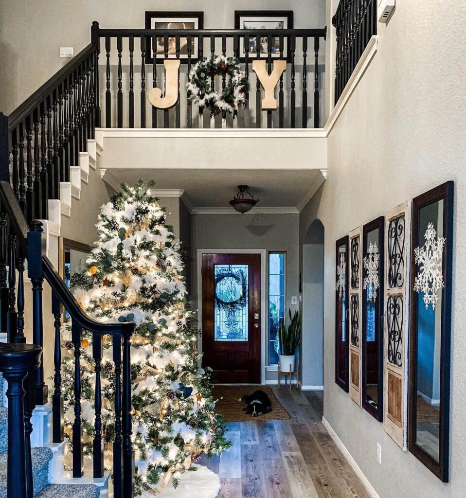 Christmas Entryway Ideas to Welcome Guests 10