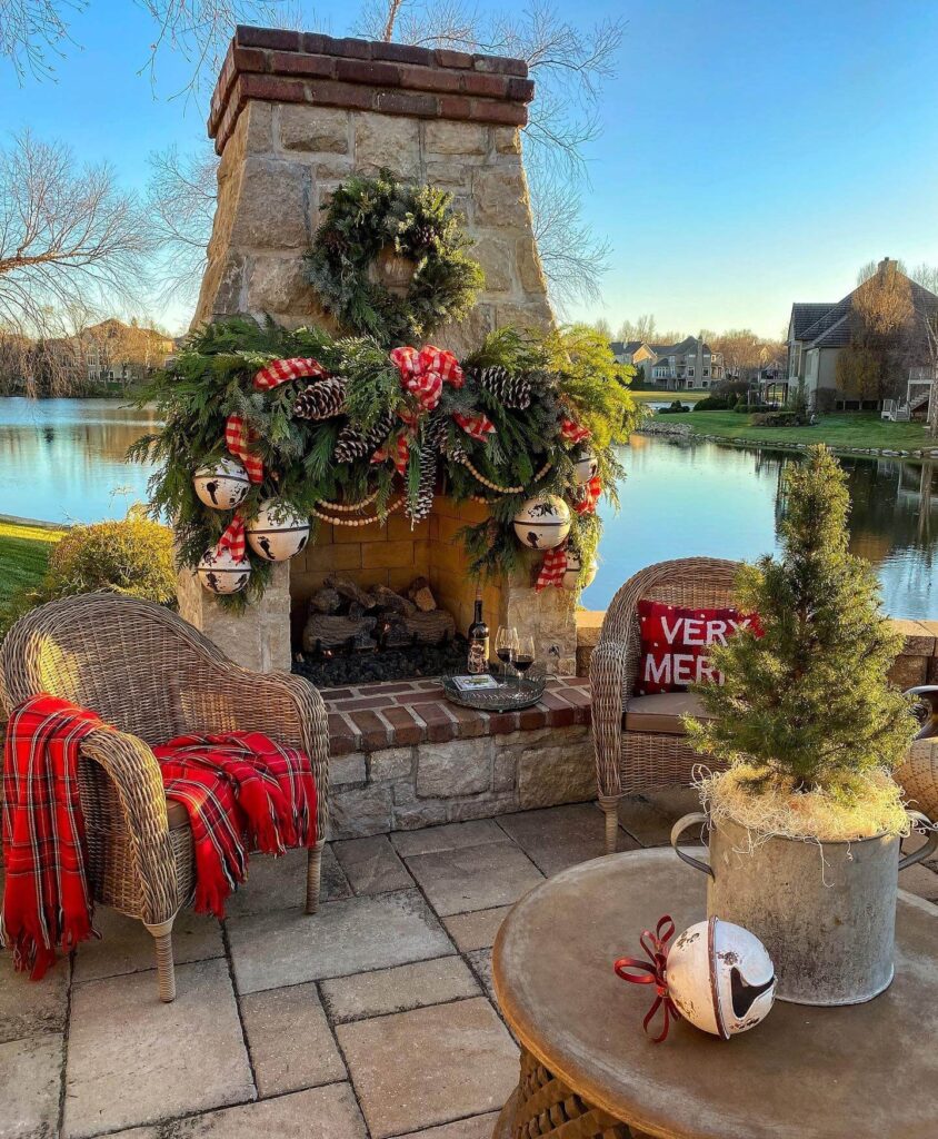 Christmas Mantel Decor Ideas to Try This Year 10