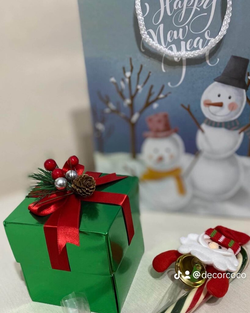 Small Space Christmas Decorating Ideas That Pop 11