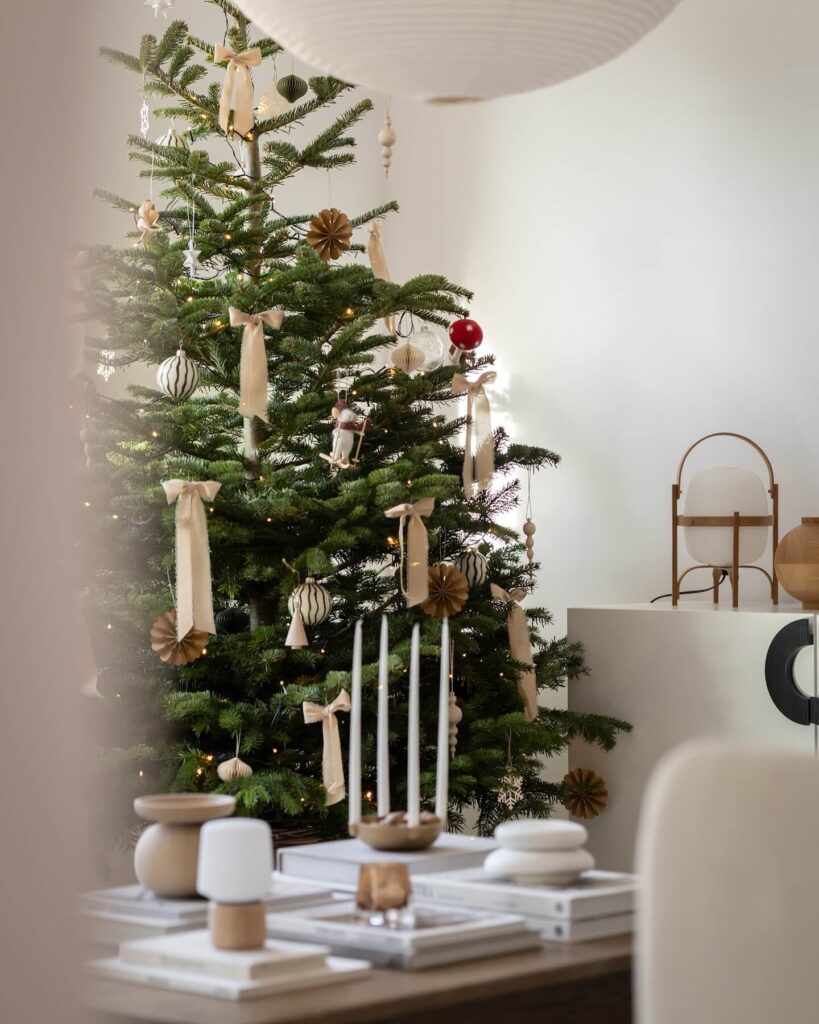 Minimalist Christmas Decor Ideas for a Calm Holiday 12