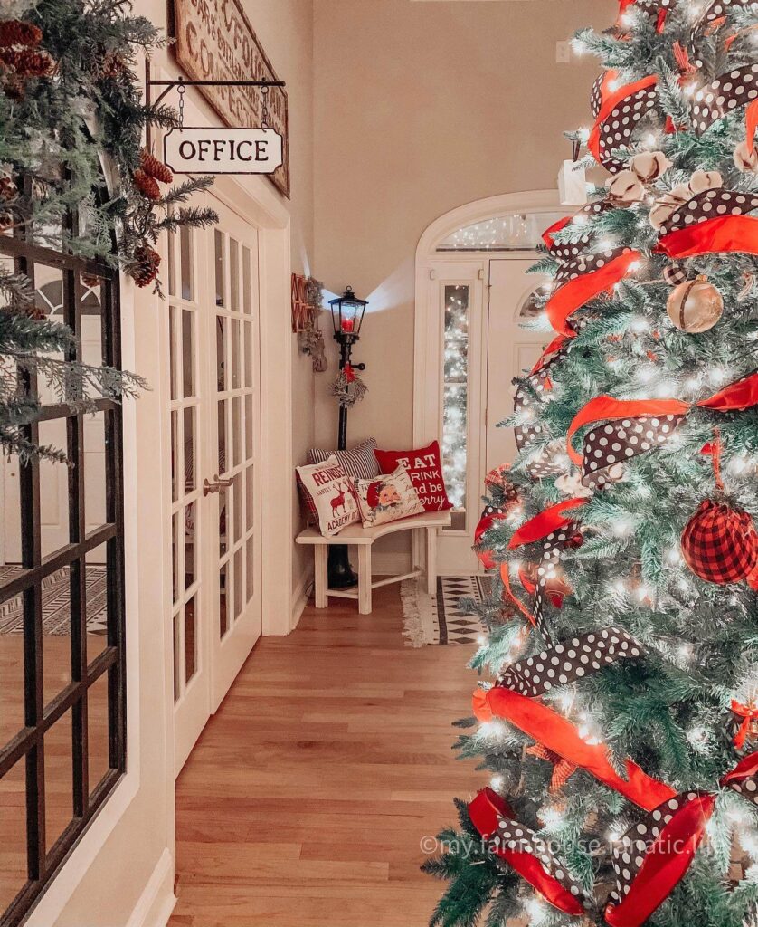 Christmas Entryway Ideas to Welcome Guests 12