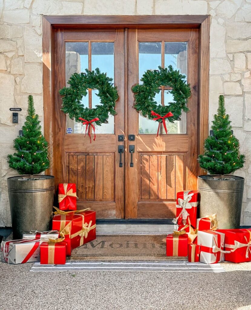Front Porch Christmas Decor Ideas to Try Now 14