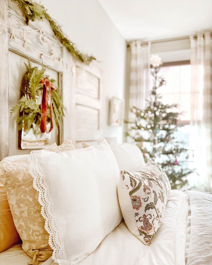 Christmas Bedroom Decor Ideas for Cozy Vibes 17