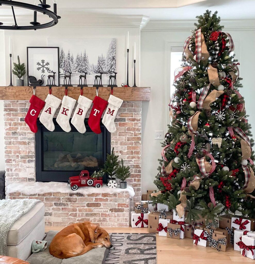 Christmas Mantel Decor Ideas to Try This Year 17