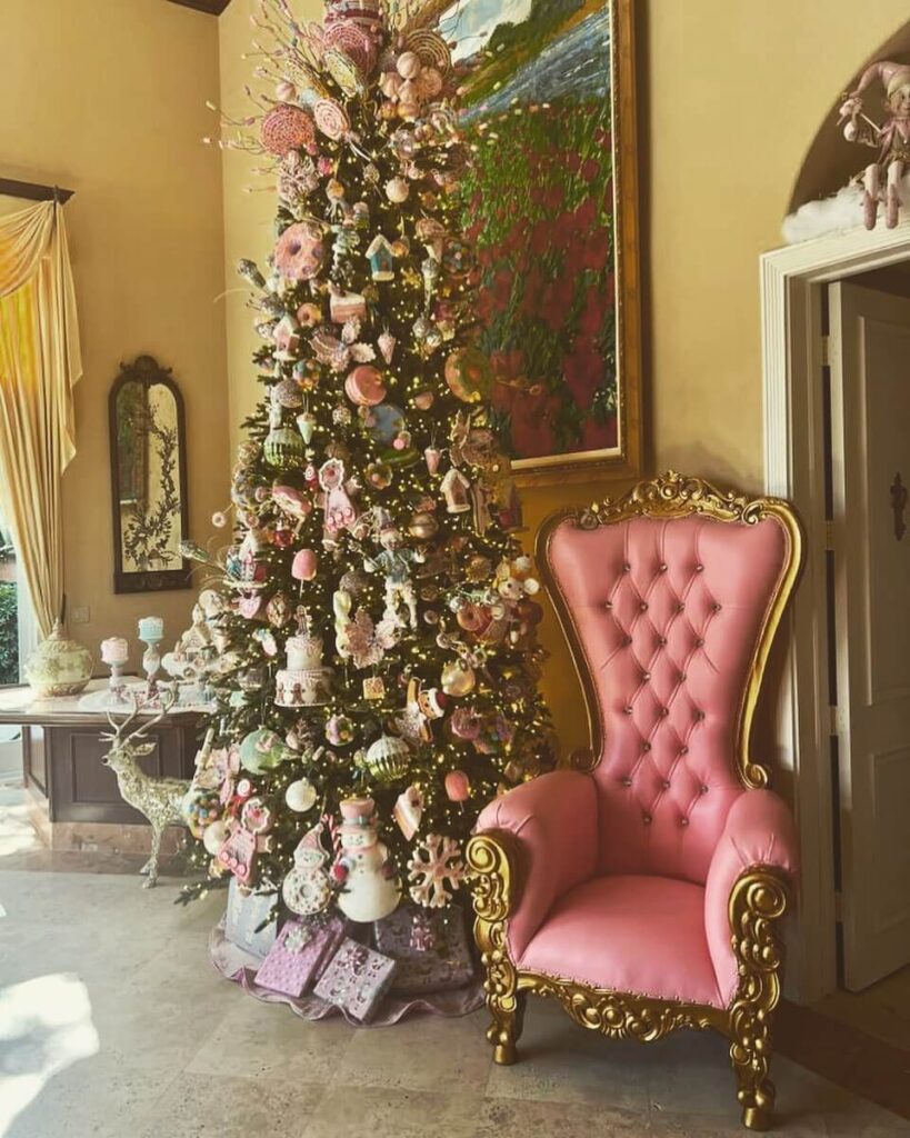 Pink Christmas Decor Ideas You’ll Love 17