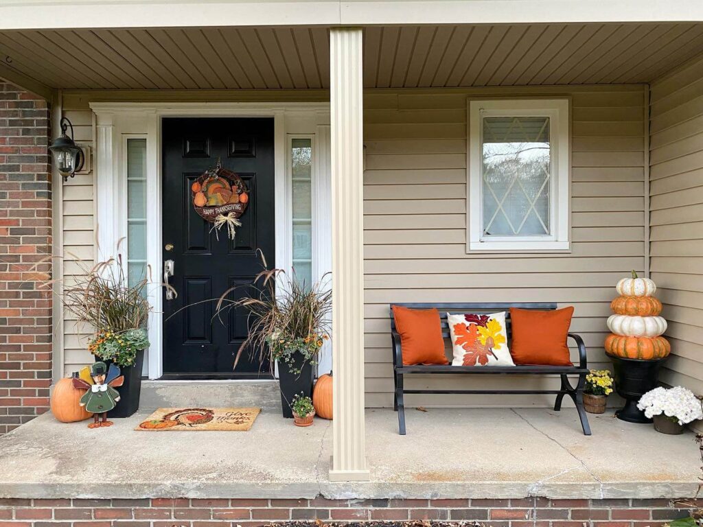 Thanksgiving Porch Decor Ideas to Welcome Fall 18