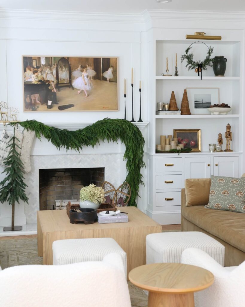Christmas Mantel Decor Ideas to Try This Year 19