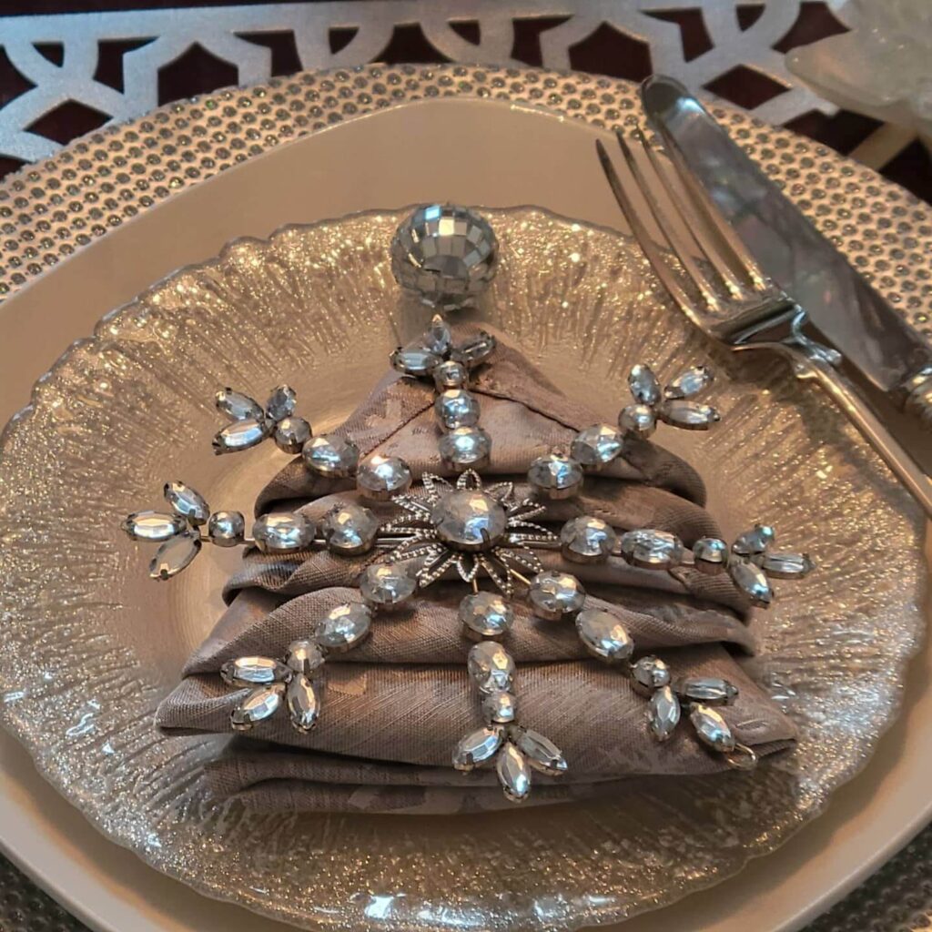 Glam Christmas Decor Ideas for a Luxe Look 19