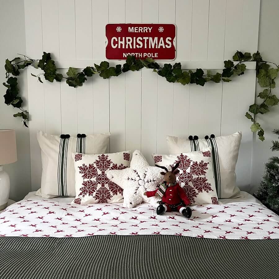 Christmas Bedding Ideas for a Festive Bedroom 19