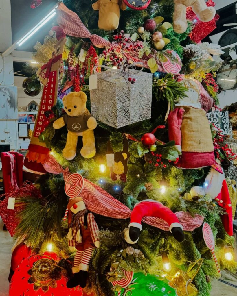 Glam Christmas Decor Ideas for a Luxe Look 2