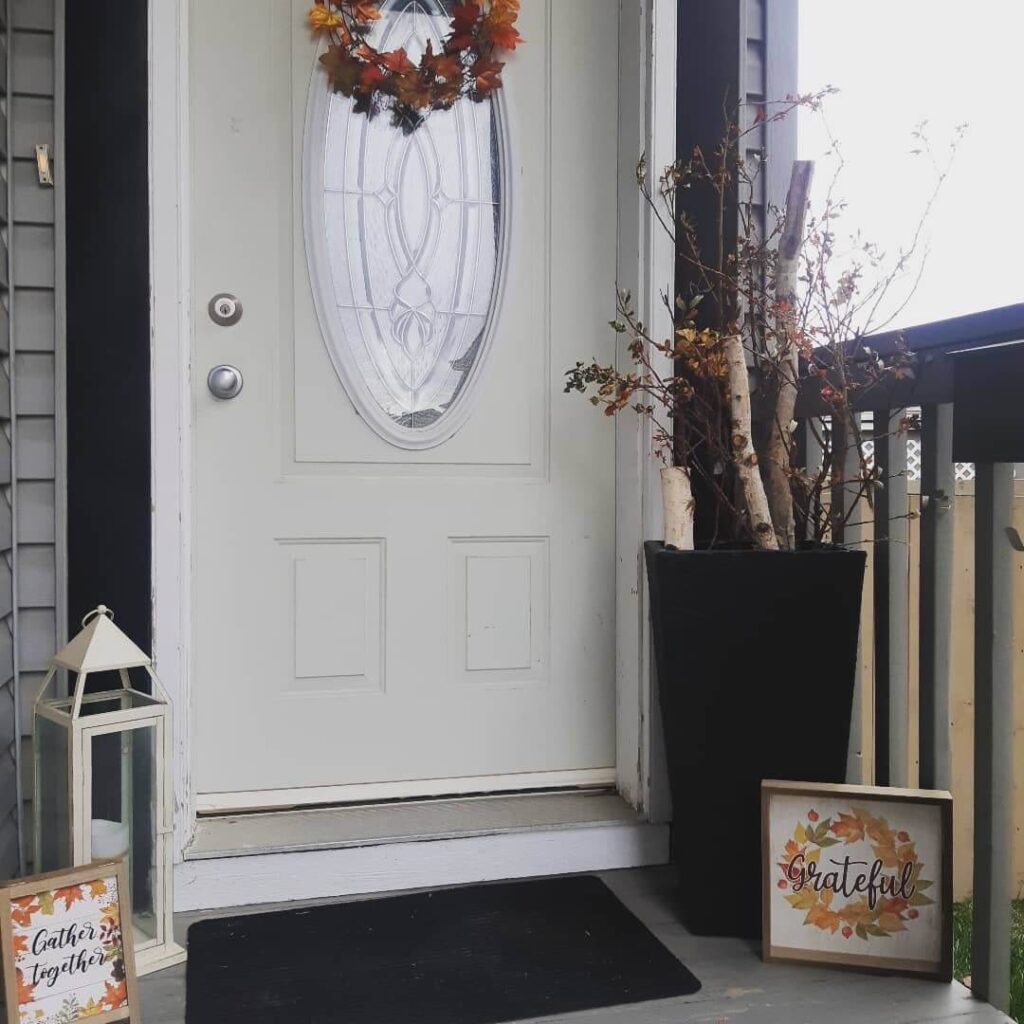 Thanksgiving Porch Decor Ideas to Welcome Fall 22