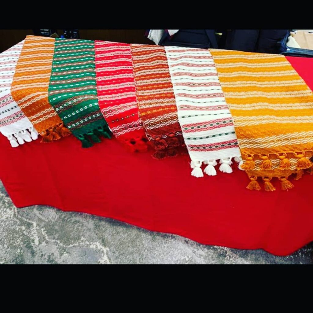 Thanksgiving Table Runner Ideas & Inspiration 23