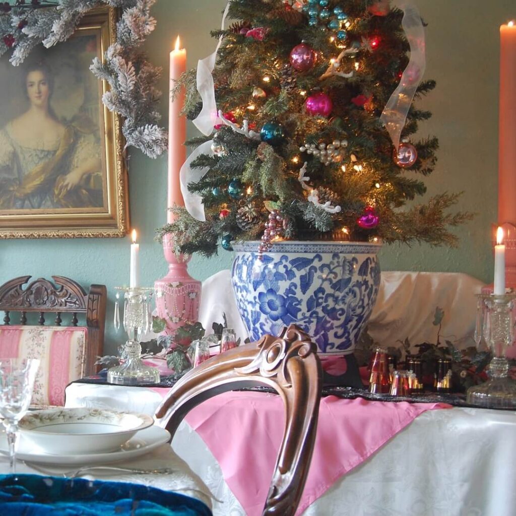 Small Space Christmas Decorating Ideas That Pop 23
