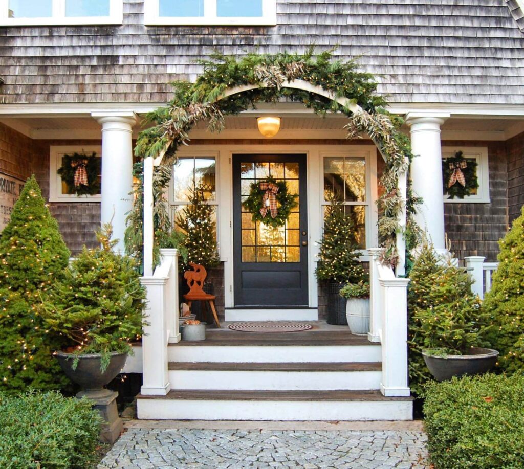 Christmas Entryway Ideas to Welcome Guests 23