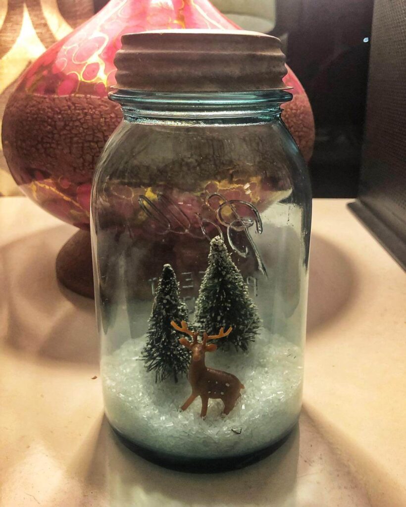 Small Space Christmas Decorating Ideas That Pop 24