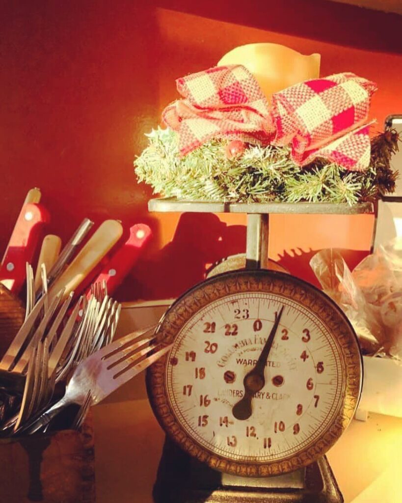 Small Space Christmas Decorating Ideas That Pop 25