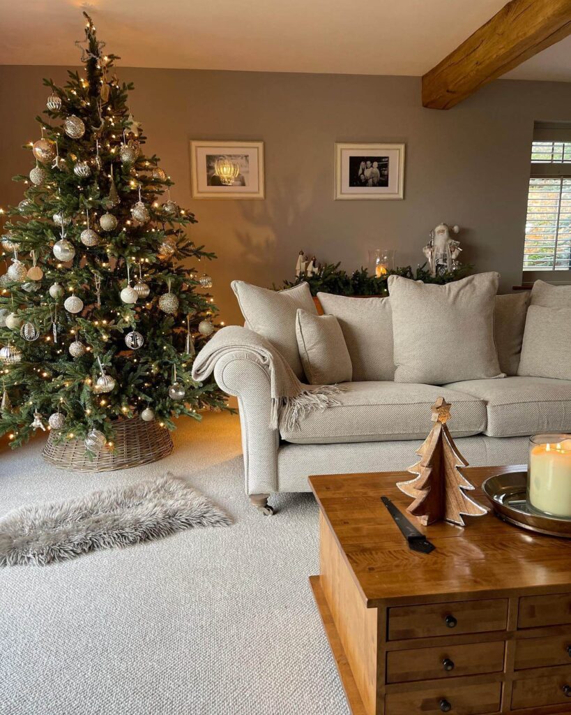 Christmas Living Room Ideas for a Festive Home 27