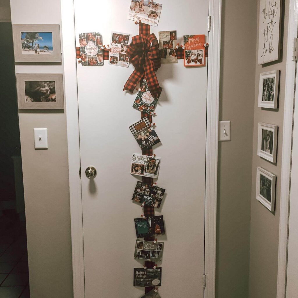 Small Space Christmas Decorating Ideas That Pop 27