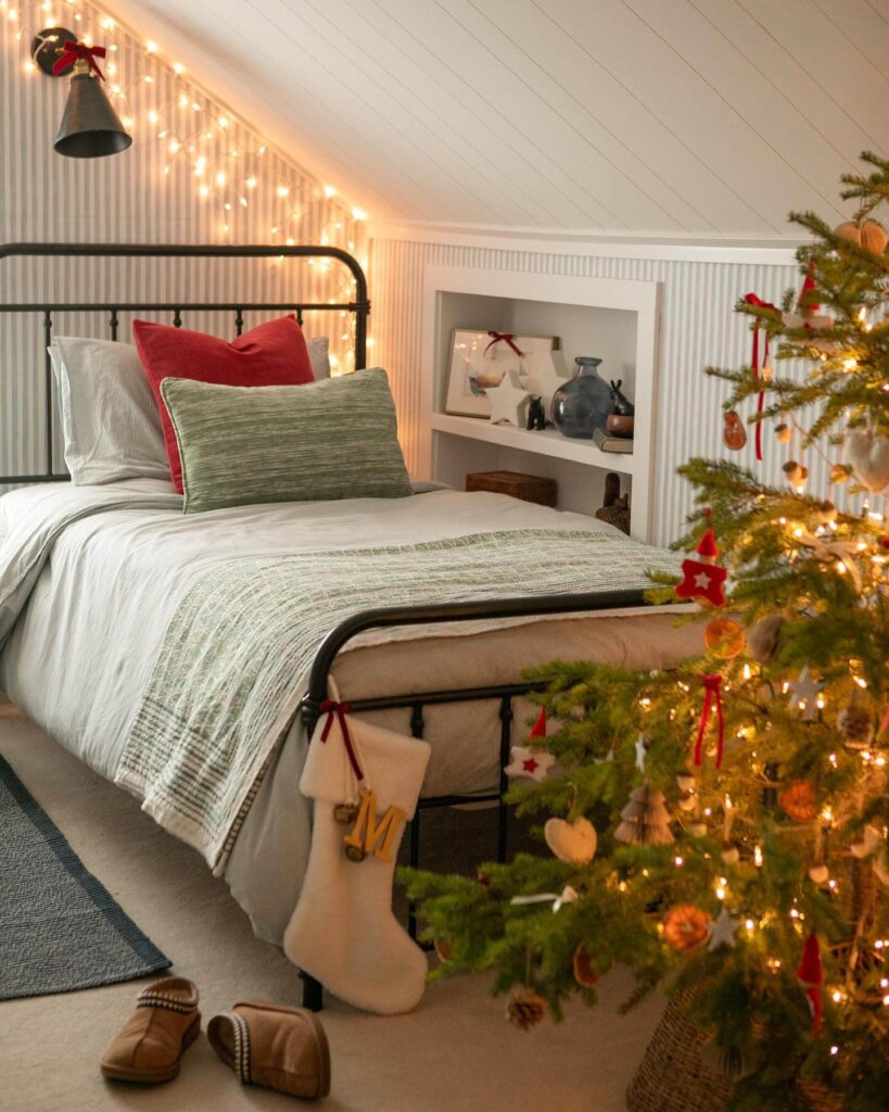 Christmas Bedroom Decor Ideas for Cozy Vibes 29