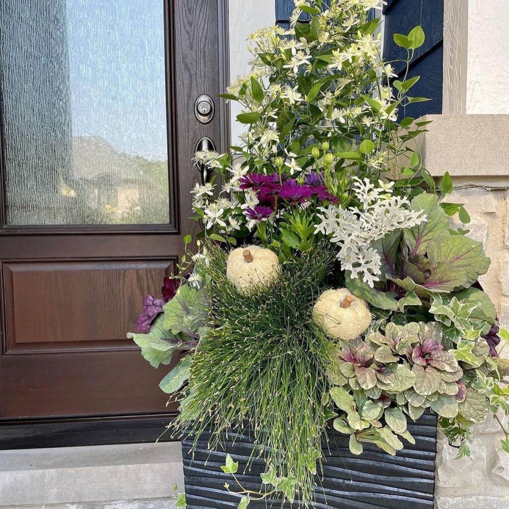 Thanksgiving Porch Decor Ideas to Welcome Fall 29