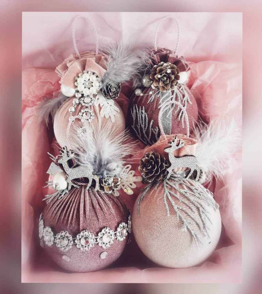 Pink Christmas Decor Ideas You’ll Love 3