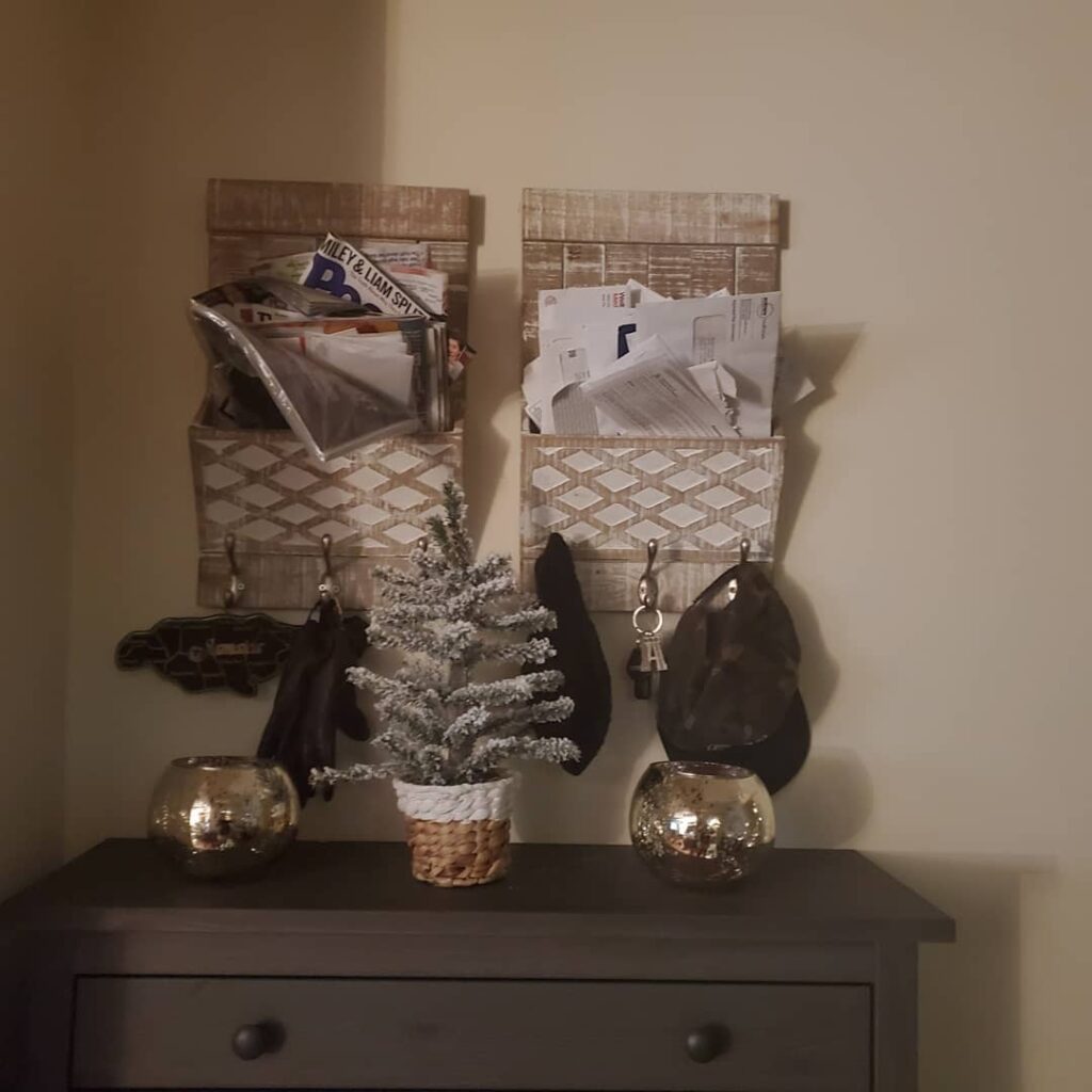 Small Space Christmas Decorating Ideas That Pop 30