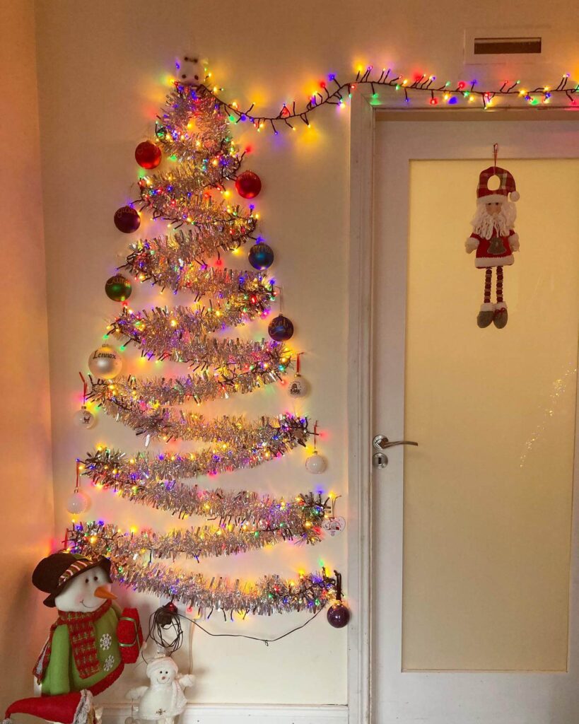 Small Space Christmas Decorating Ideas That Pop 31