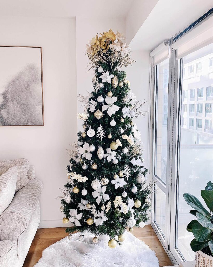 Small Space Christmas Decorating Ideas That Pop 32