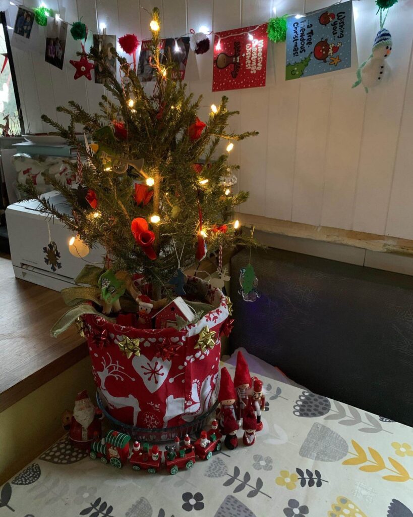 Small Space Christmas Decorating Ideas That Pop 33