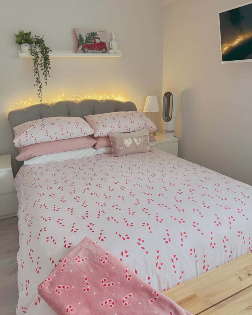 Christmas Bedding Ideas for a Festive Bedroom 34