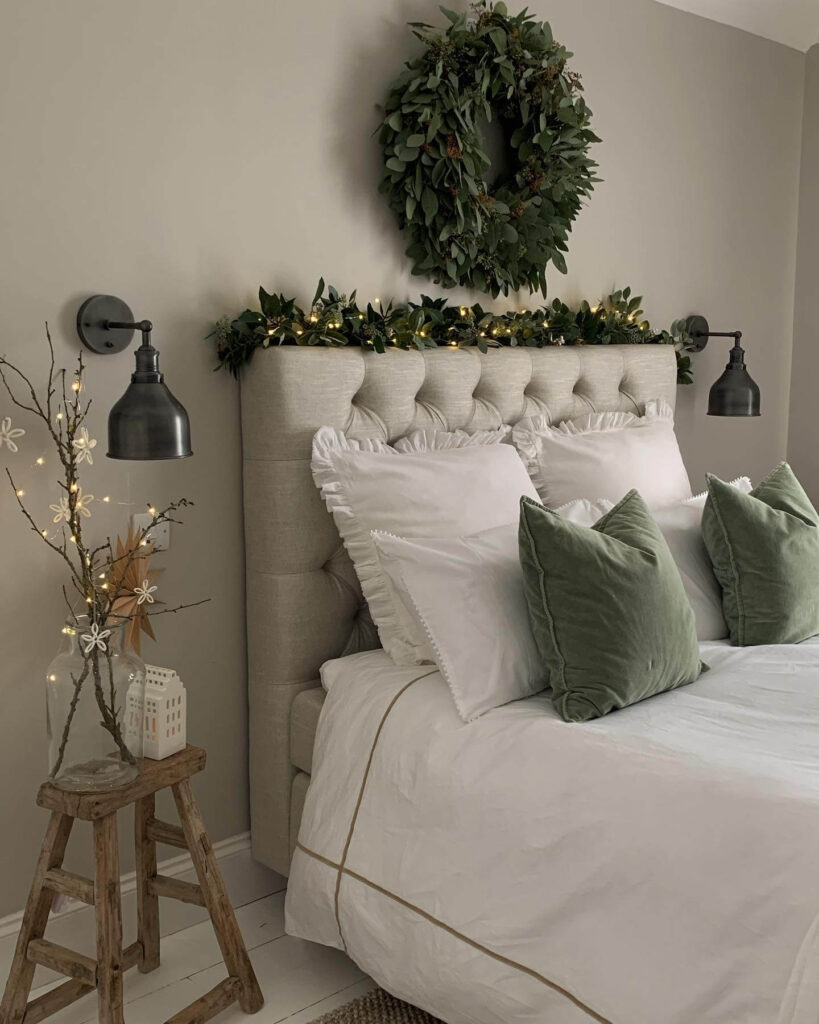 Christmas Bedroom Decor Ideas for Cozy Vibes 37